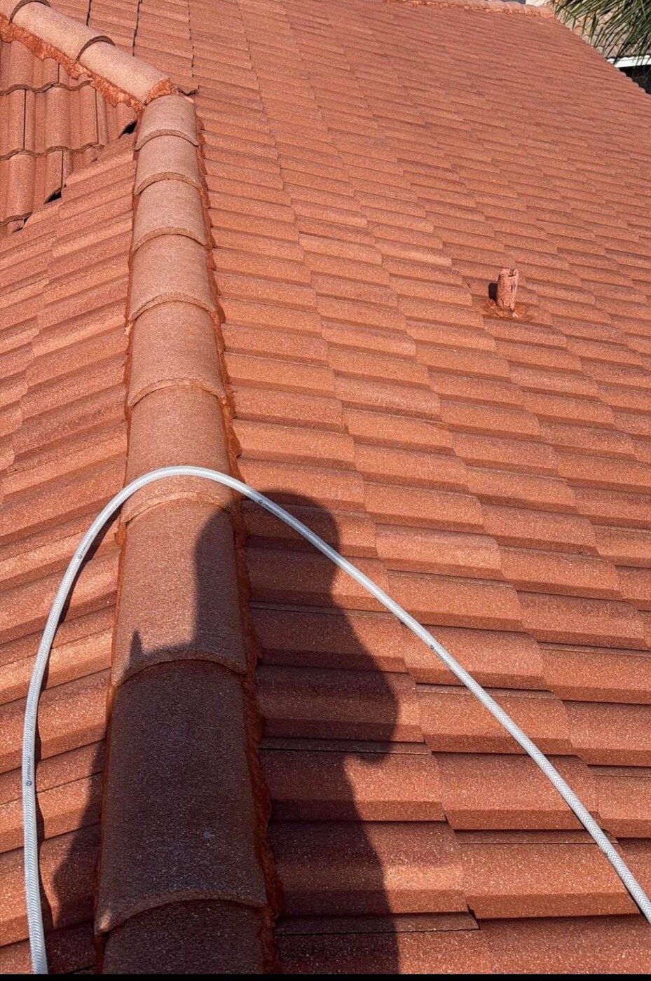 Techo de teja limpio — Joel Pressure Washing